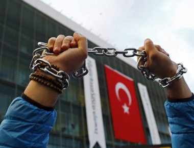 Κωνσταντινούπολη: Διαδήλωση δημοσιογράφων και βουλευτών της αντιπολίτευσης για την φυλάκιση συναδέλφων τους